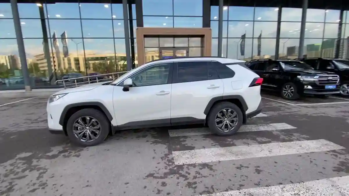 Toyota RAV4 2022 года за 25 000 000 тг. в Астана