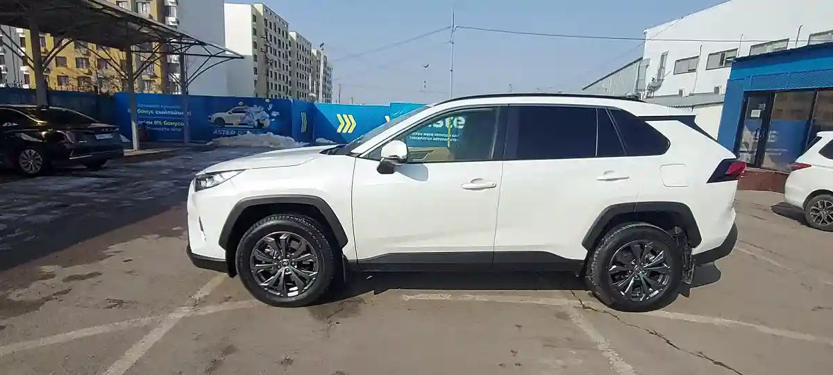 Toyota RAV4 2022 года за 17 500 000 тг. в Алматы