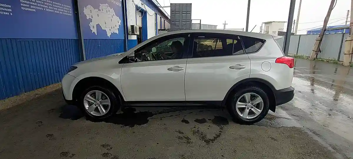 Toyota RAV4 2014 года за 9 190 000 тг. в Атырау