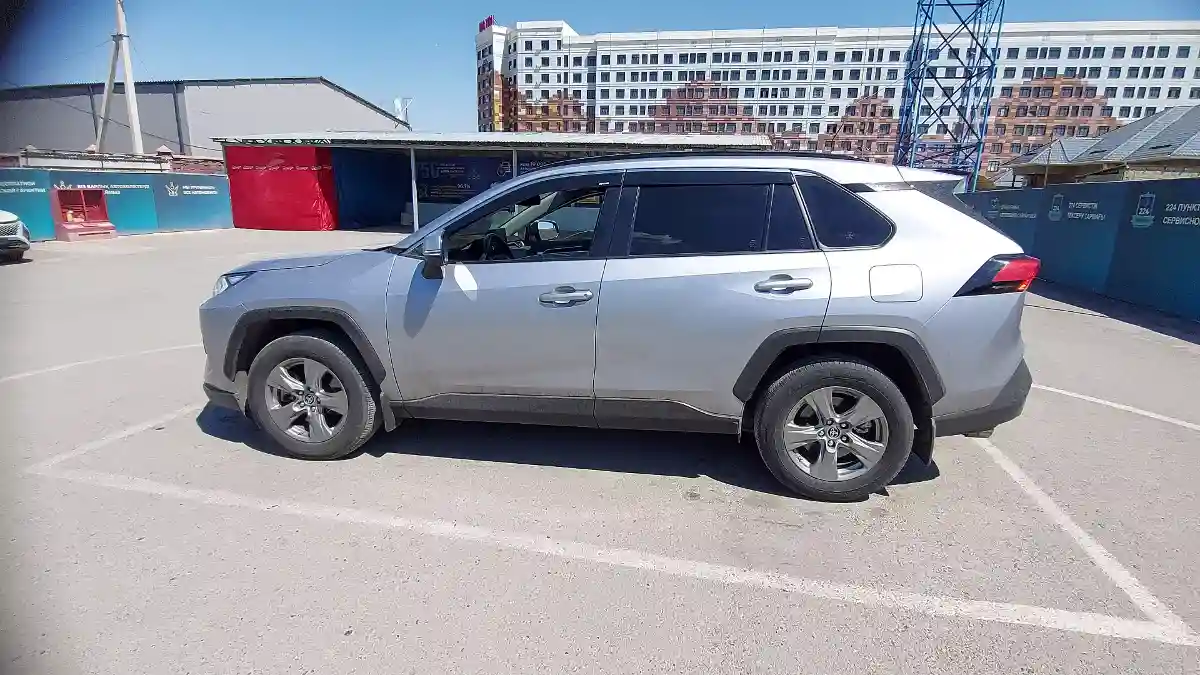 Toyota RAV4 2023 года за 15 500 000 тг. в Шымкент