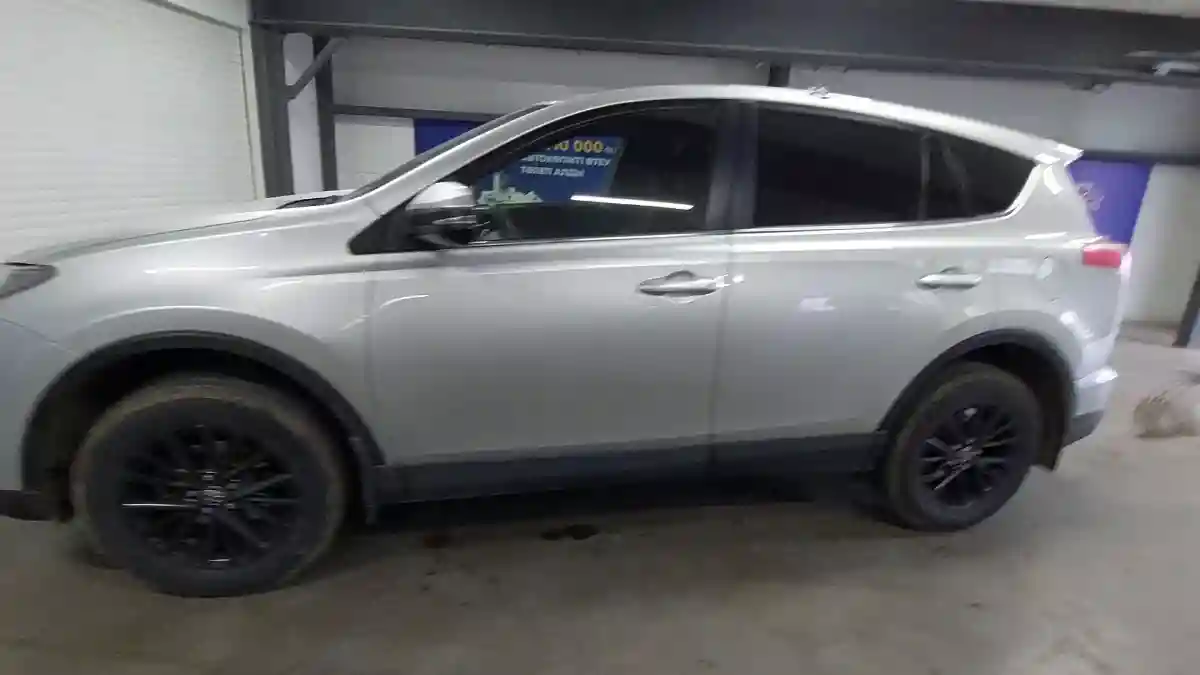 Toyota RAV4 2015 года за 11 000 000 тг. в Астана