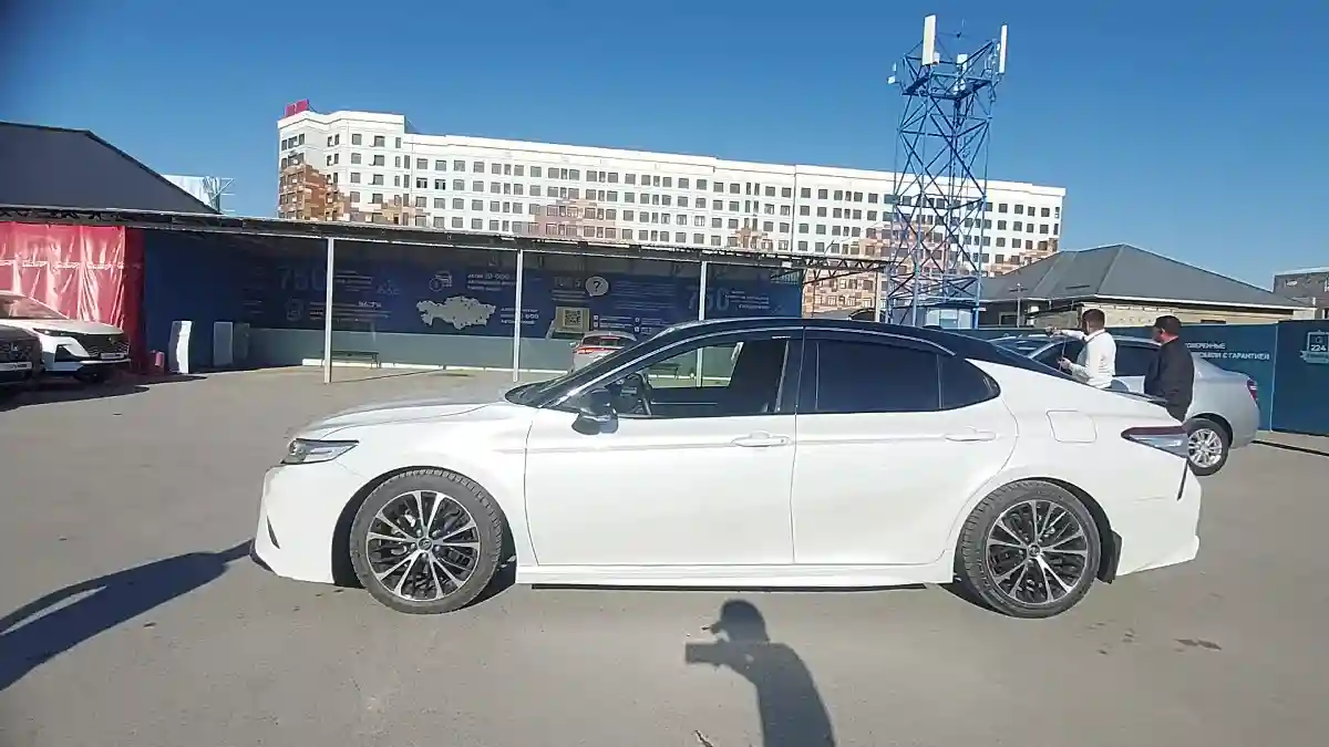 Toyota Camry 2020 года за 14 500 000 тг. в Шымкент