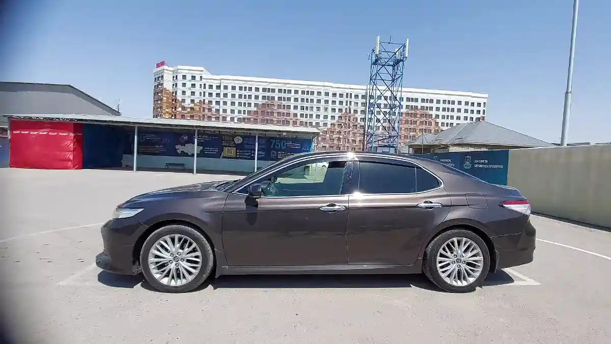 Toyota Camry 2018 года за 13 990 000 тг. в Шымкент