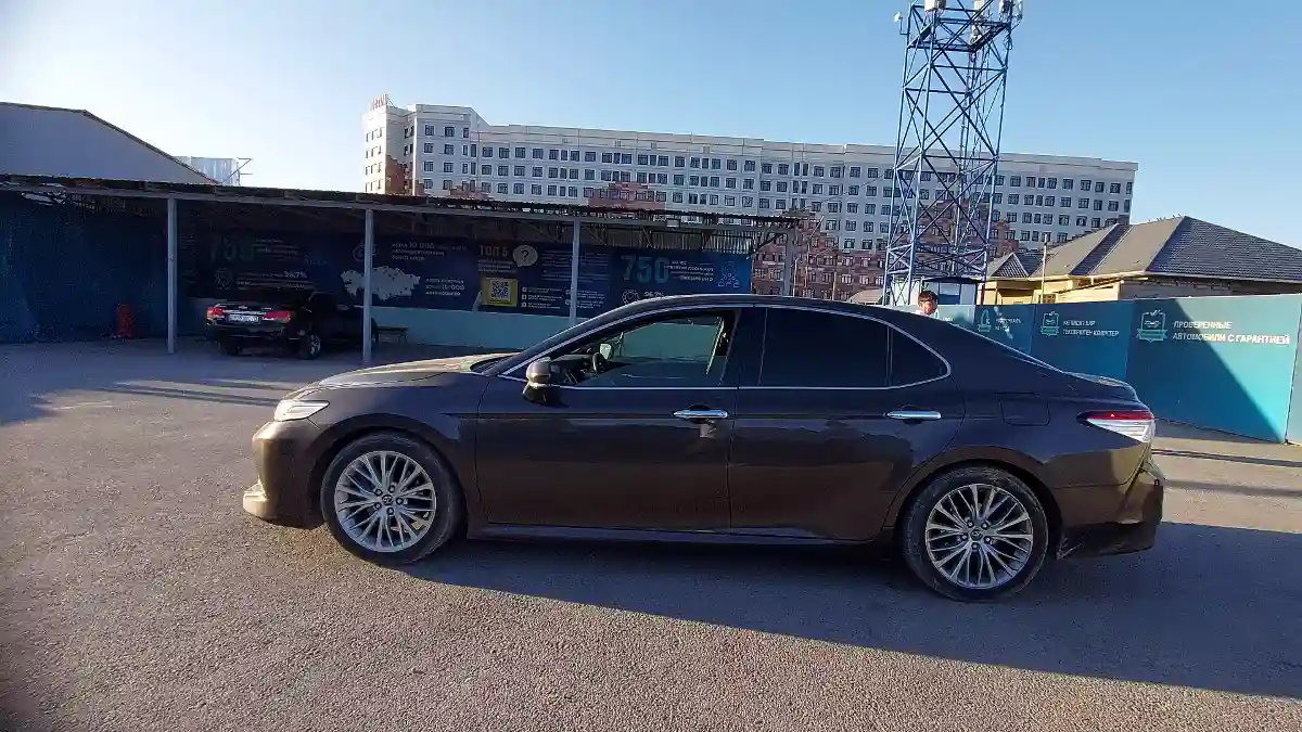 Toyota Camry 2018 года за 13 500 000 тг. в Шымкент
