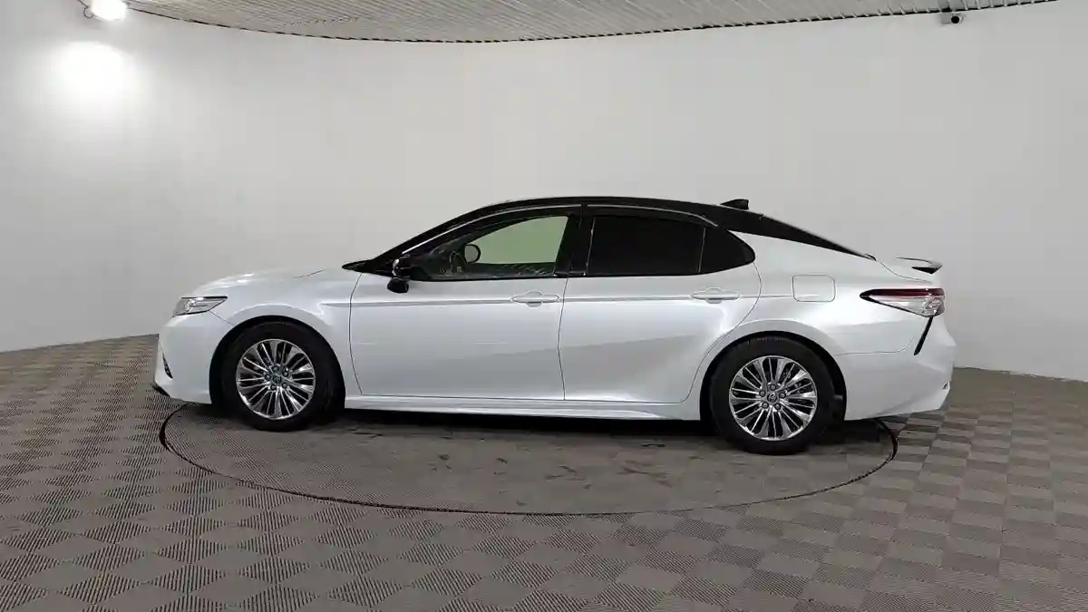 Toyota Camry 2020 года за 15 290 000 тг. в Шымкент
