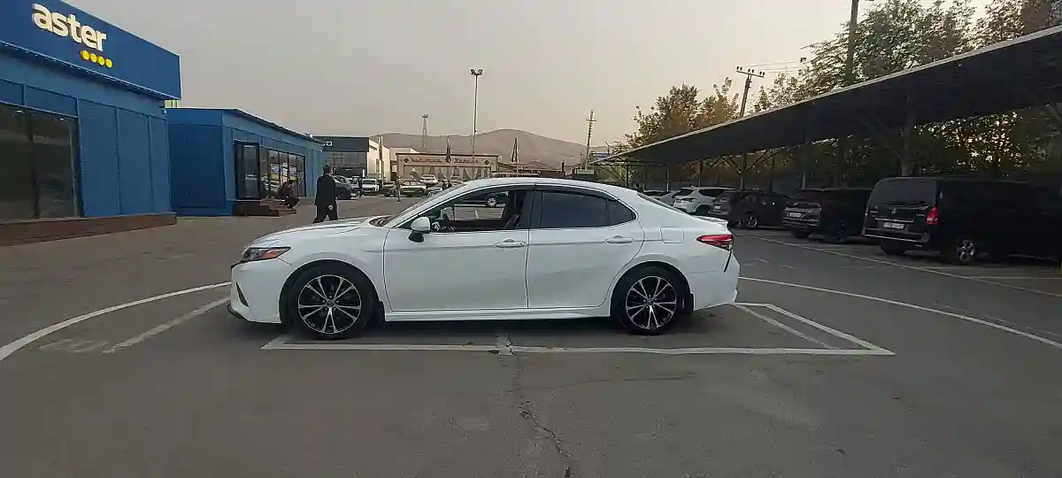 Toyota Camry 2018 года за 11 000 000 тг. в Алматы