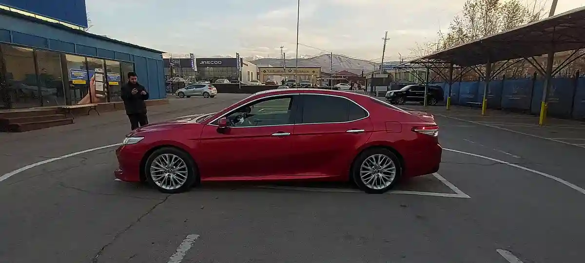 Toyota Camry 2018 года за 14 500 000 тг. в Алматы