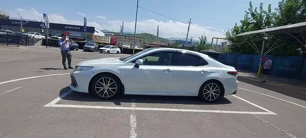 Toyota Camry 2021 года за 18 000 000 тг. в Алматы