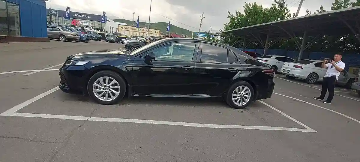 Toyota Camry 2023 года за 17 800 000 тг. в Алматы