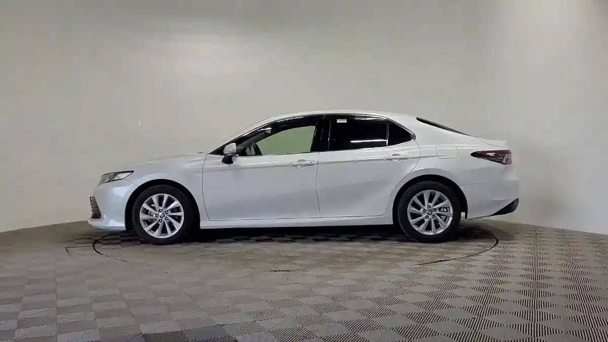 Toyota Camry 2023 года за 15 590 000 тг. в Алматы