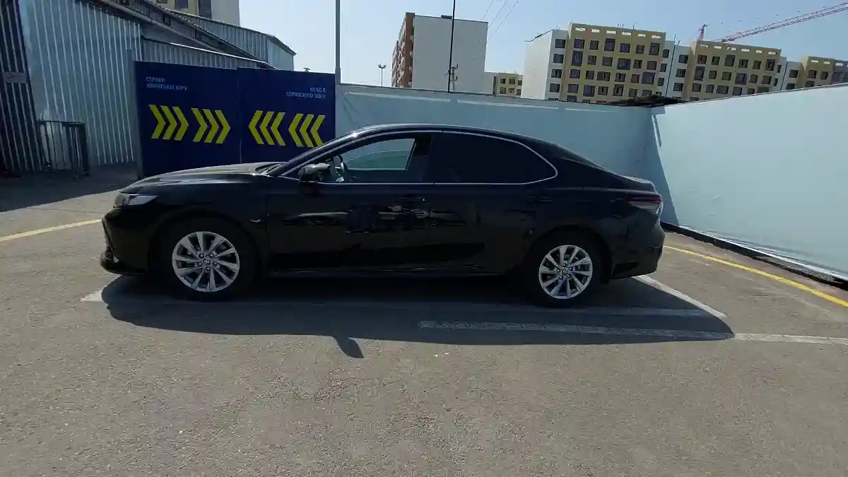 Toyota Camry 2023 года за 19 500 000 тг. в Алматы