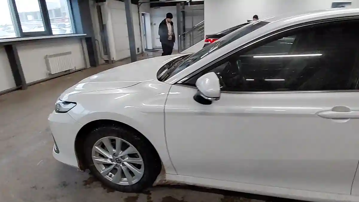 Toyota Camry 2023 года за 13 400 000 тг. в Астана