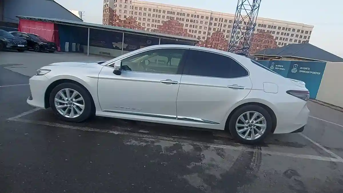 Toyota Camry 2022 года за 13 790 000 тг. в Шымкент