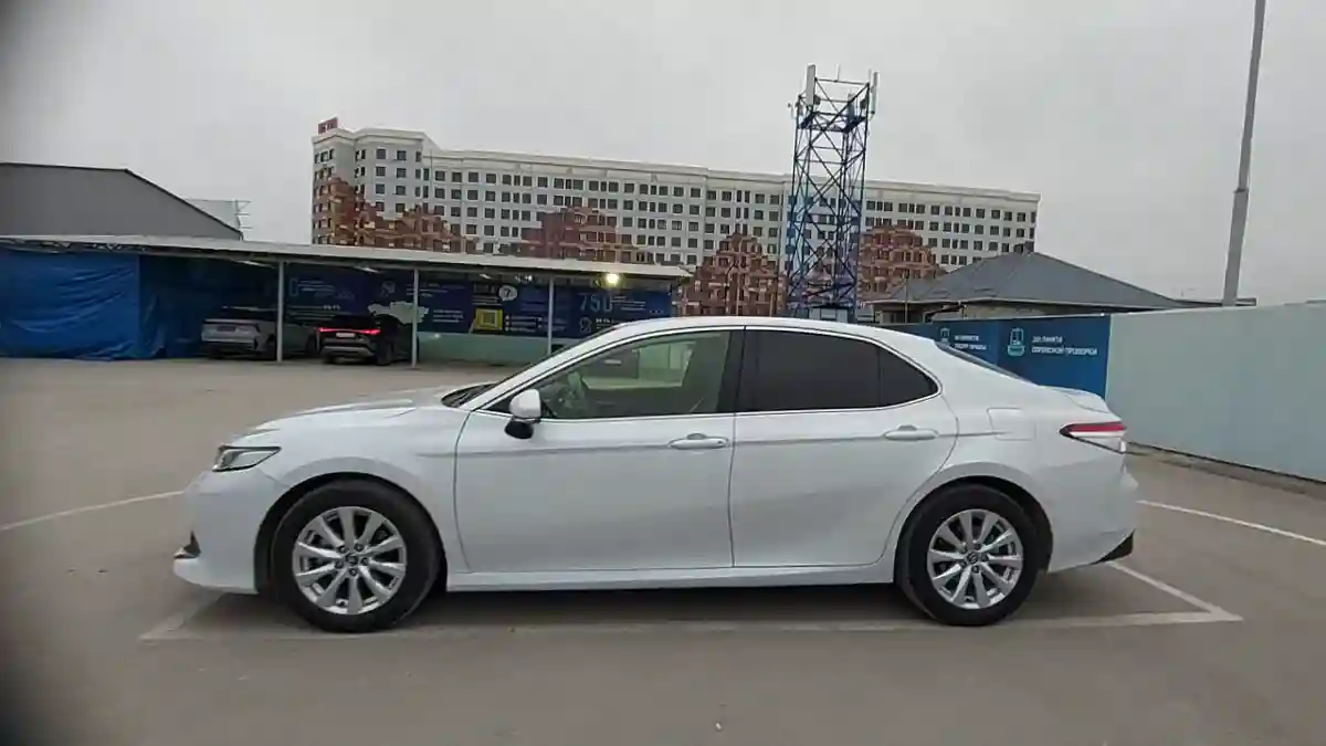 Toyota Camry 2017 года за 13 500 000 тг. в Шымкент