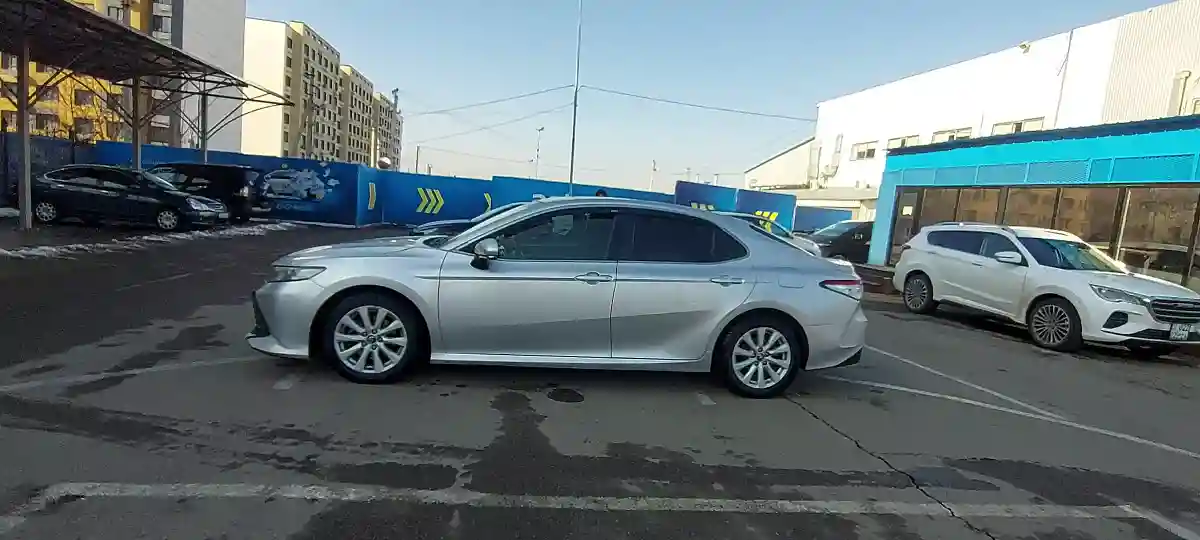 Toyota Camry 2018 года за 10 500 000 тг. в Алматы