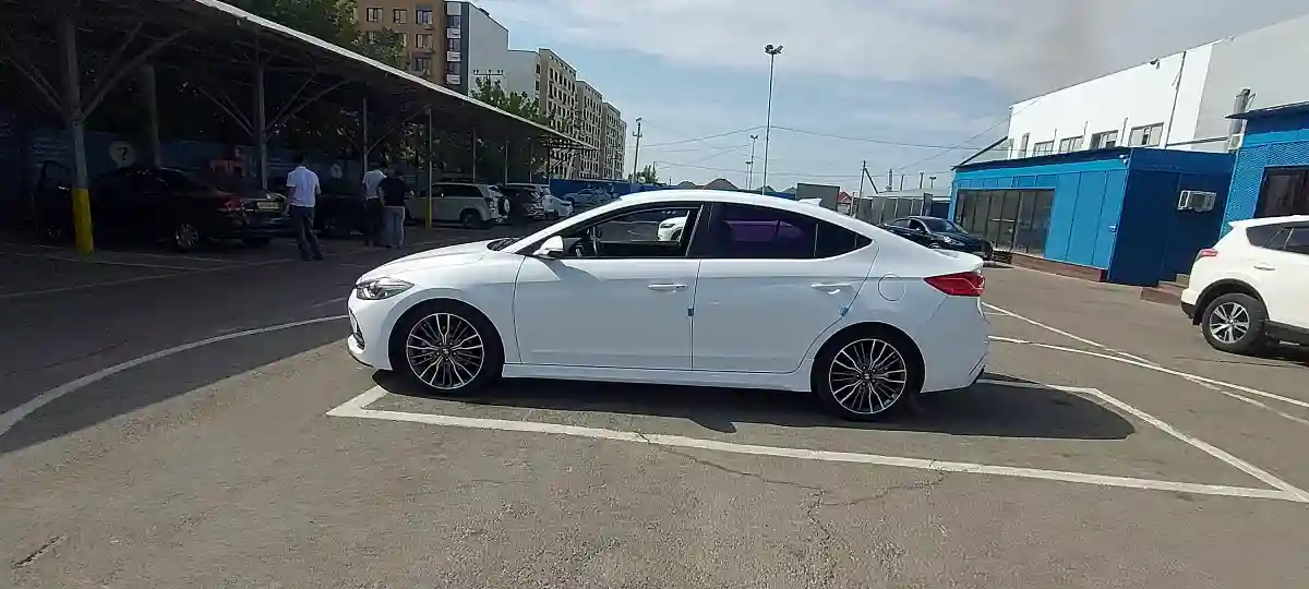 Hyundai Avante 2017 года за 9 000 000 тг. в Алматы