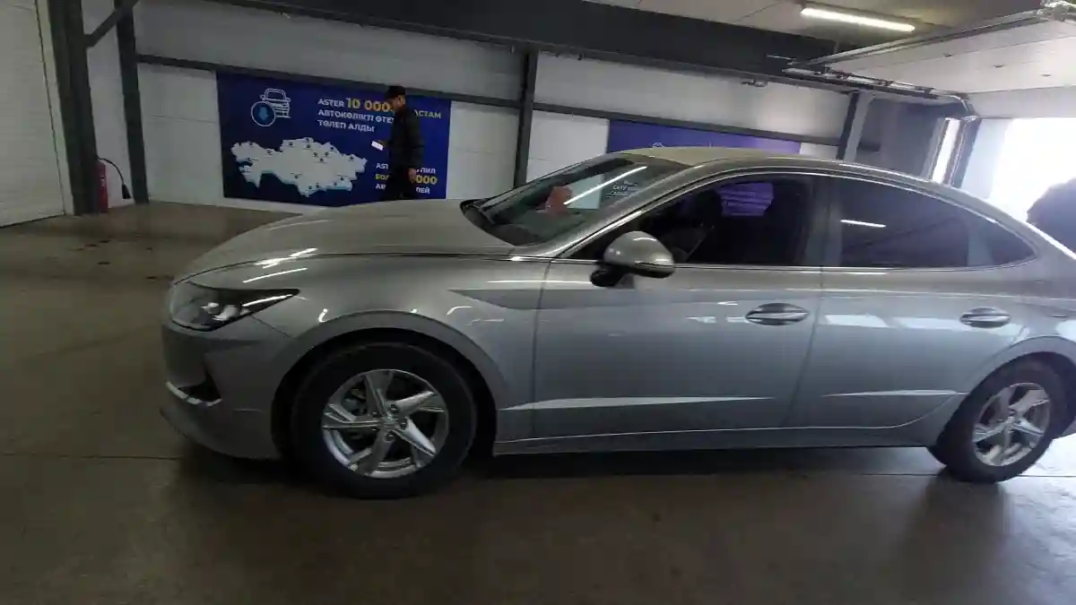 Hyundai Sonata 2019 года за 9 800 000 тг. в Астана