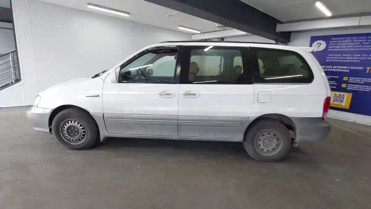 Kia Carnival 2001 года за 2 000 000 тг. в Астана