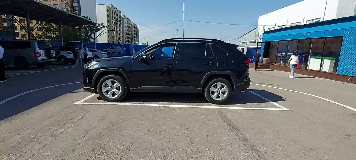 Toyota RAV4 2023 года за 12 500 000 тг. в Алматы