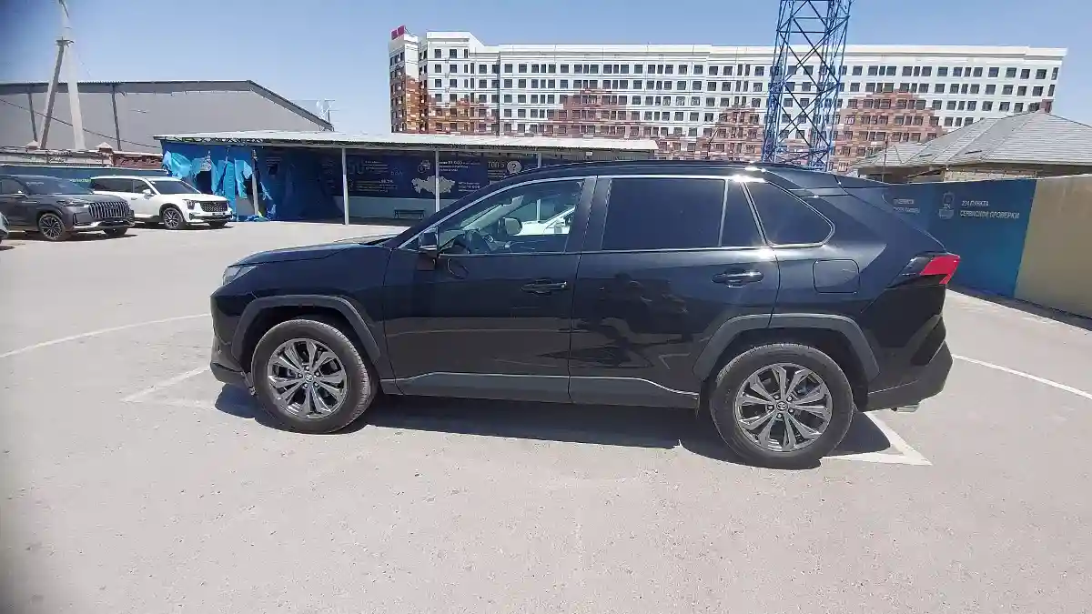 Toyota RAV4 2023 года за 19 500 000 тг. в Шымкент