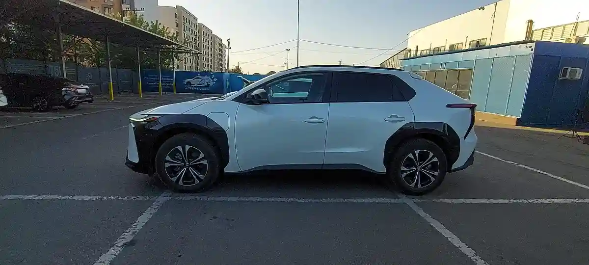 Toyota bZ4X 2023 года за 10 500 000 тг. в Алматы