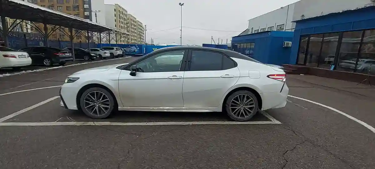 Toyota Camry 2023 года за 18 000 000 тг. в Алматы