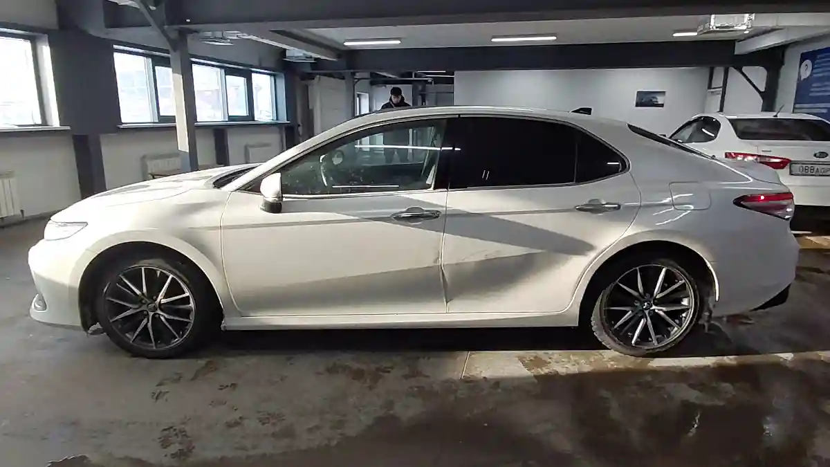 Toyota Camry 2022 года за 13 400 000 тг. в Астана