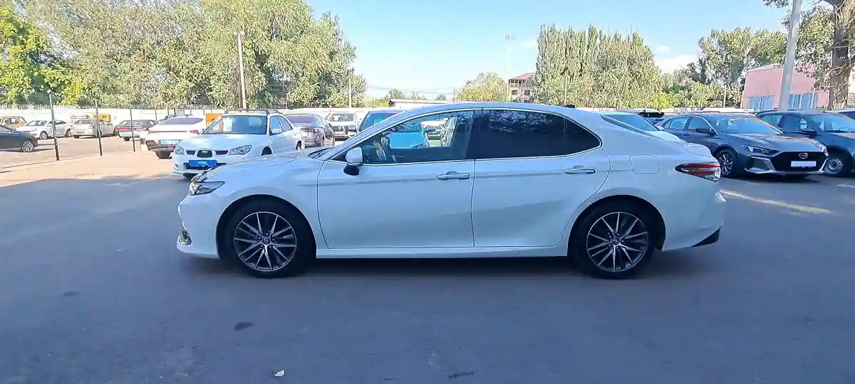 Toyota Camry 2022 года за 14 590 000 тг. в Алматы