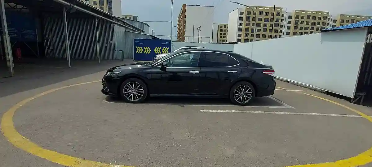 Toyota Camry 2023 года за 16 500 000 тг. в Алматы