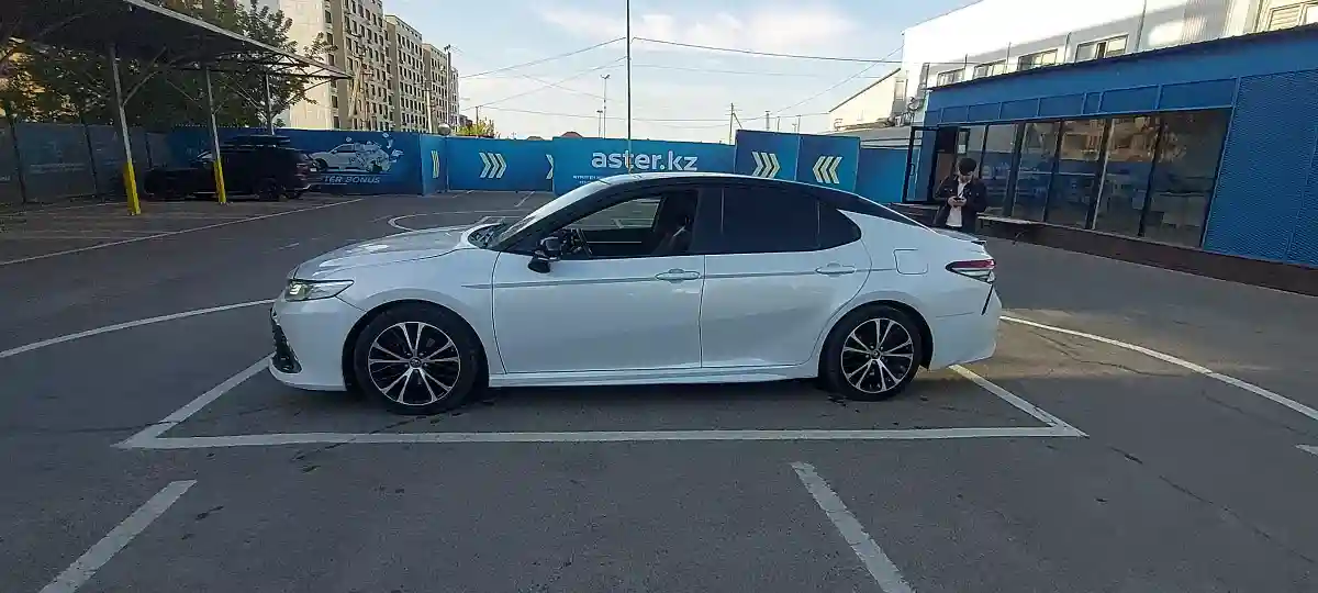 Toyota Camry 2021 года за 9 500 000 тг. в Алматы