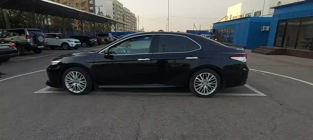 Toyota Camry 2018 года за 12 400 000 тг. в Алматы