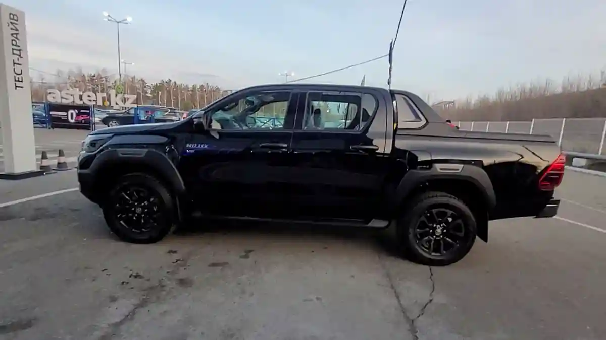 Toyota Hilux 2023 года за 29 474 000 тг. в Усть-Каменогорск