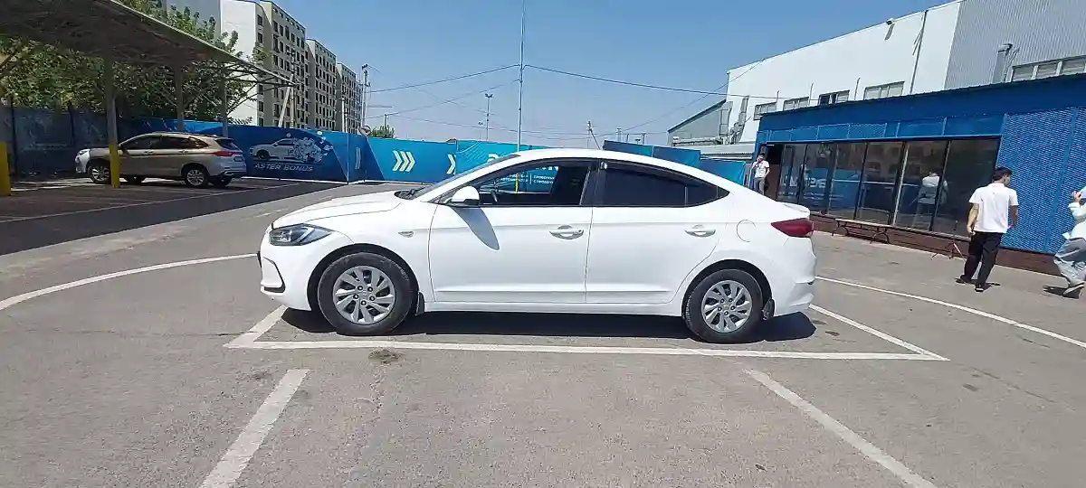 Hyundai Elantra 2018 года за 6 990 000 тг. в Алматы