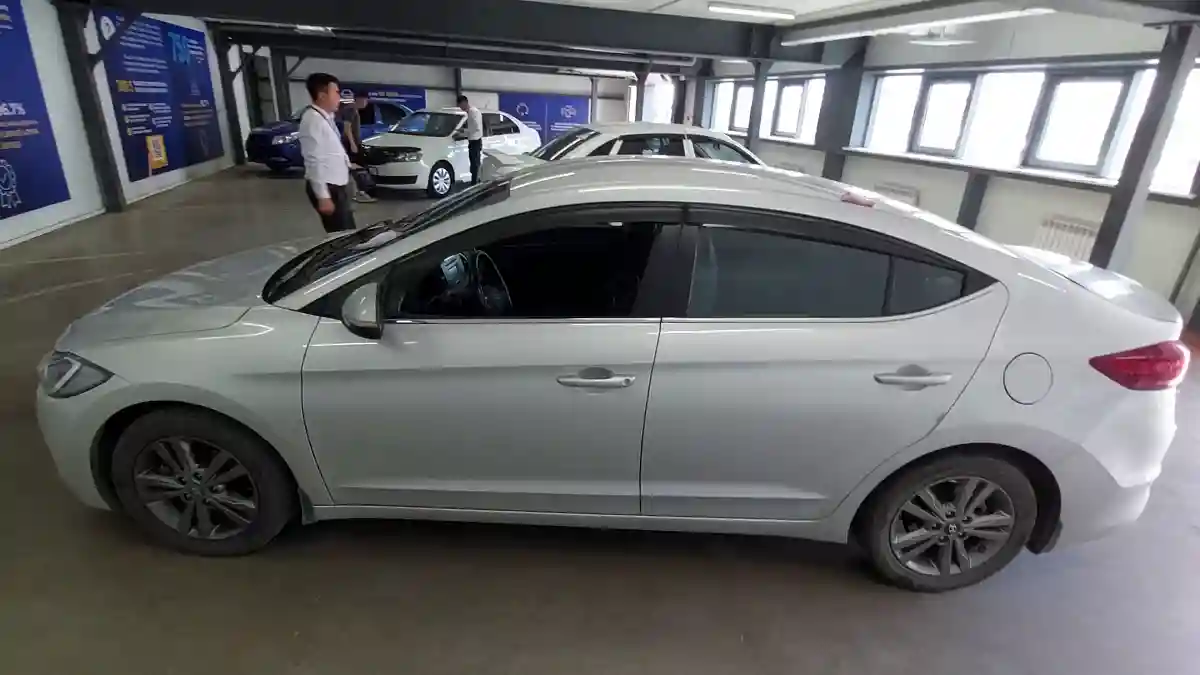 Hyundai Elantra 2018 года за 8 000 000 тг. в Астана