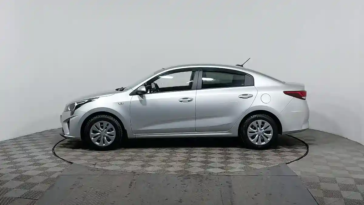 Kia Rio 2021 года за 8 220 000 тг. в Астана