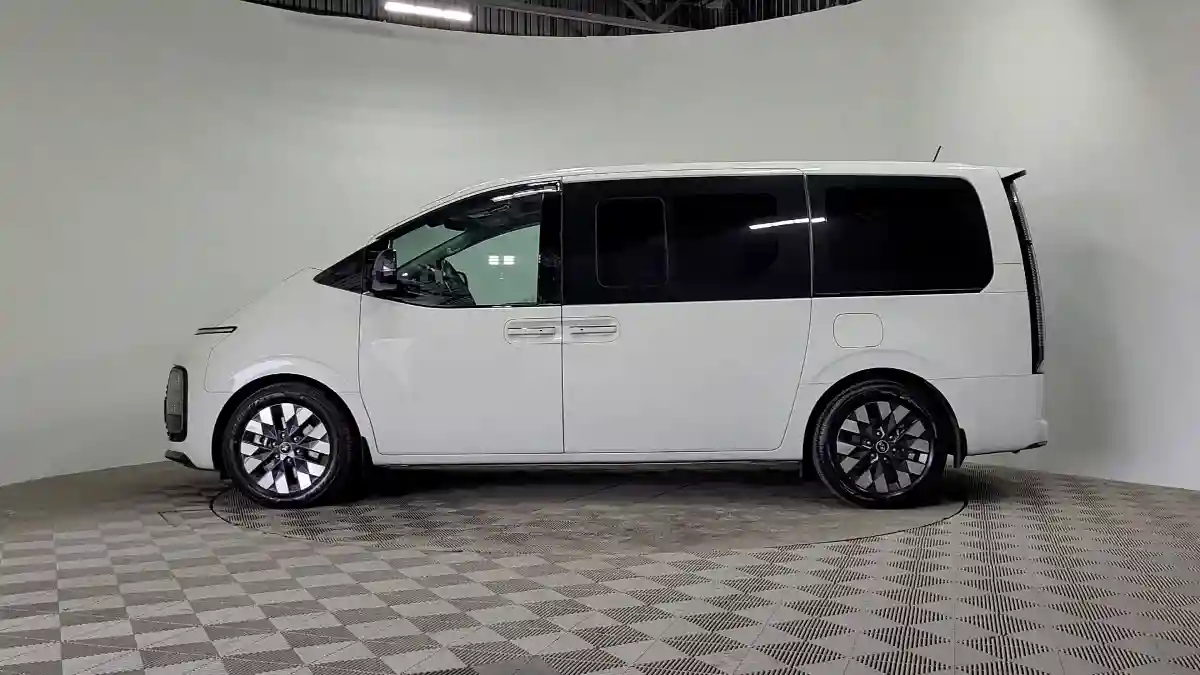 Hyundai Staria 2022 года за 22 400 000 тг. в Алматы