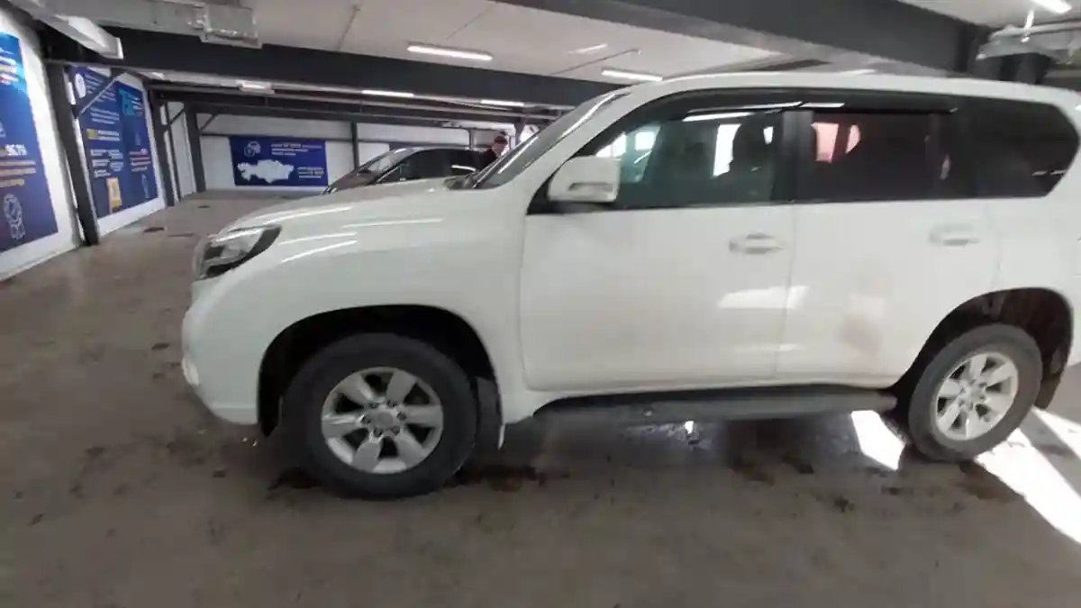 Toyota Land Cruiser Prado 2015 года за 16 600 000 тг. в Астана