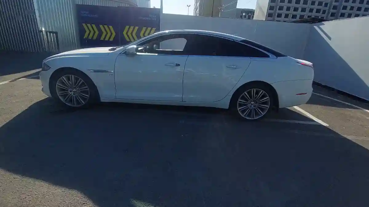 Jaguar XJ 2013 года за 13 000 000 тг. в Алматы