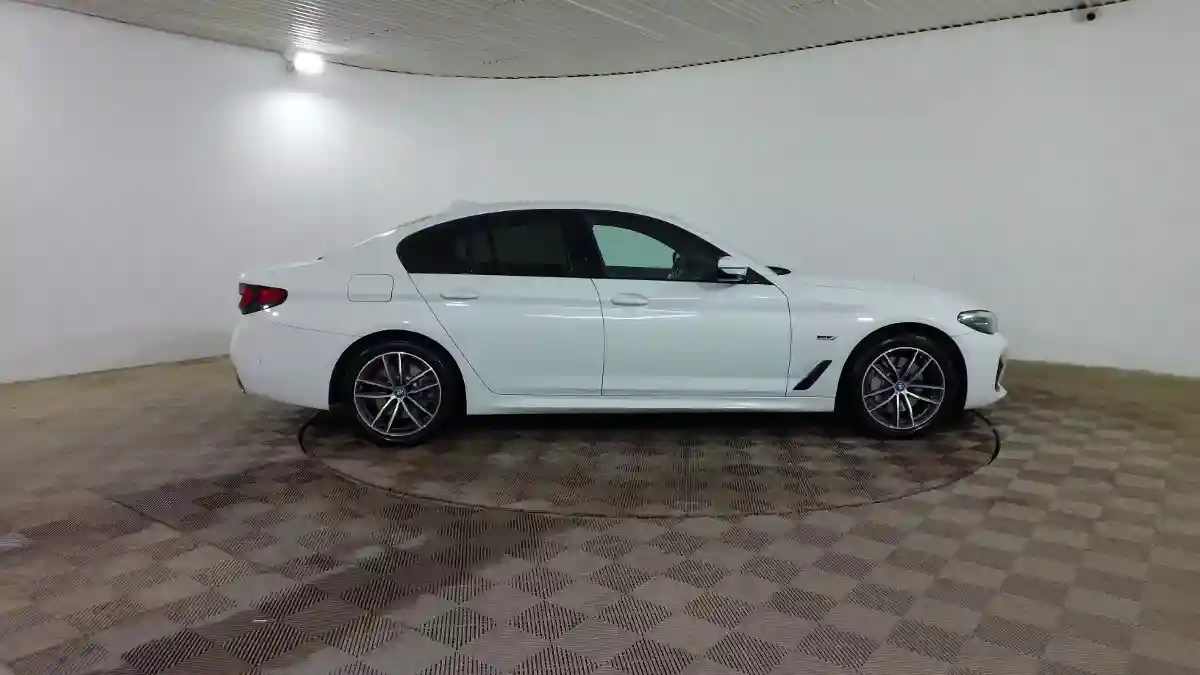 BMW 5 серии 2023 года за 28 600 000 тг. в Шымкент