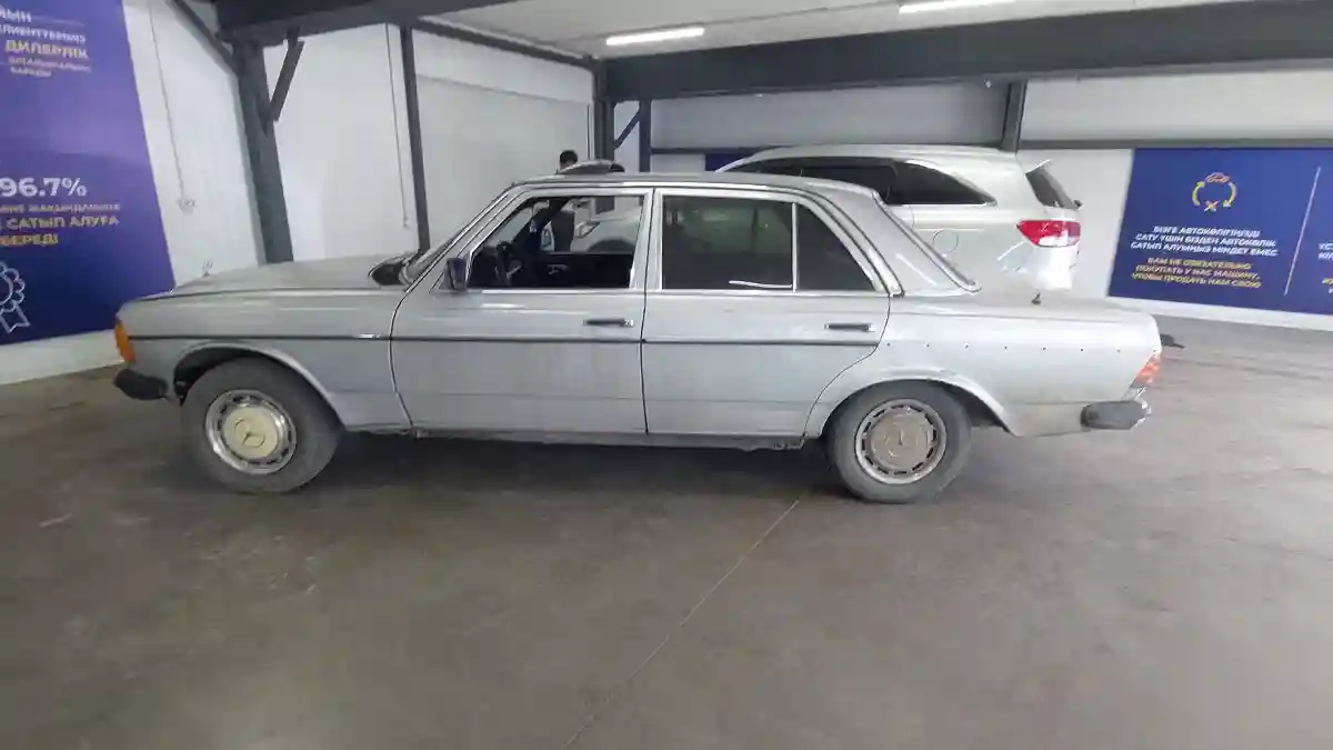 Mercedes-Benz W123 1981 года за 2 000 000 тг. в Астана