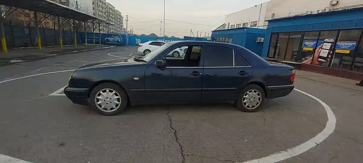 Mercedes-Benz E-Класс 1997 года за 2 500 000 тг. в Алматы