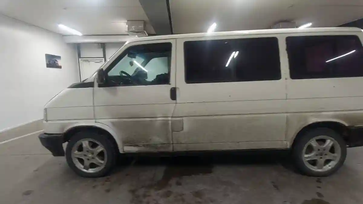 Volkswagen Caravelle 1995 года за 3 000 000 тг. в Астана