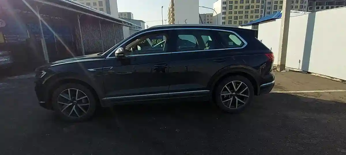 Volkswagen Touareg 2023 года за 45 000 000 тг. в Алматы