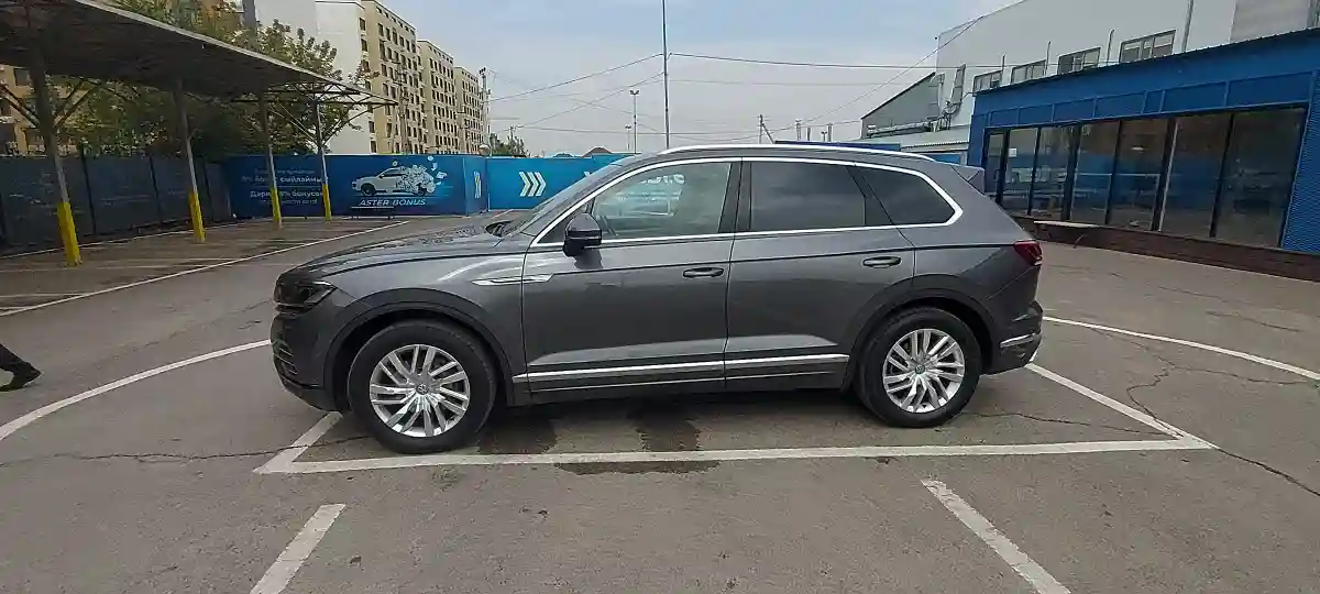 Volkswagen Touareg 2019 года за 20 000 000 тг. в Алматы