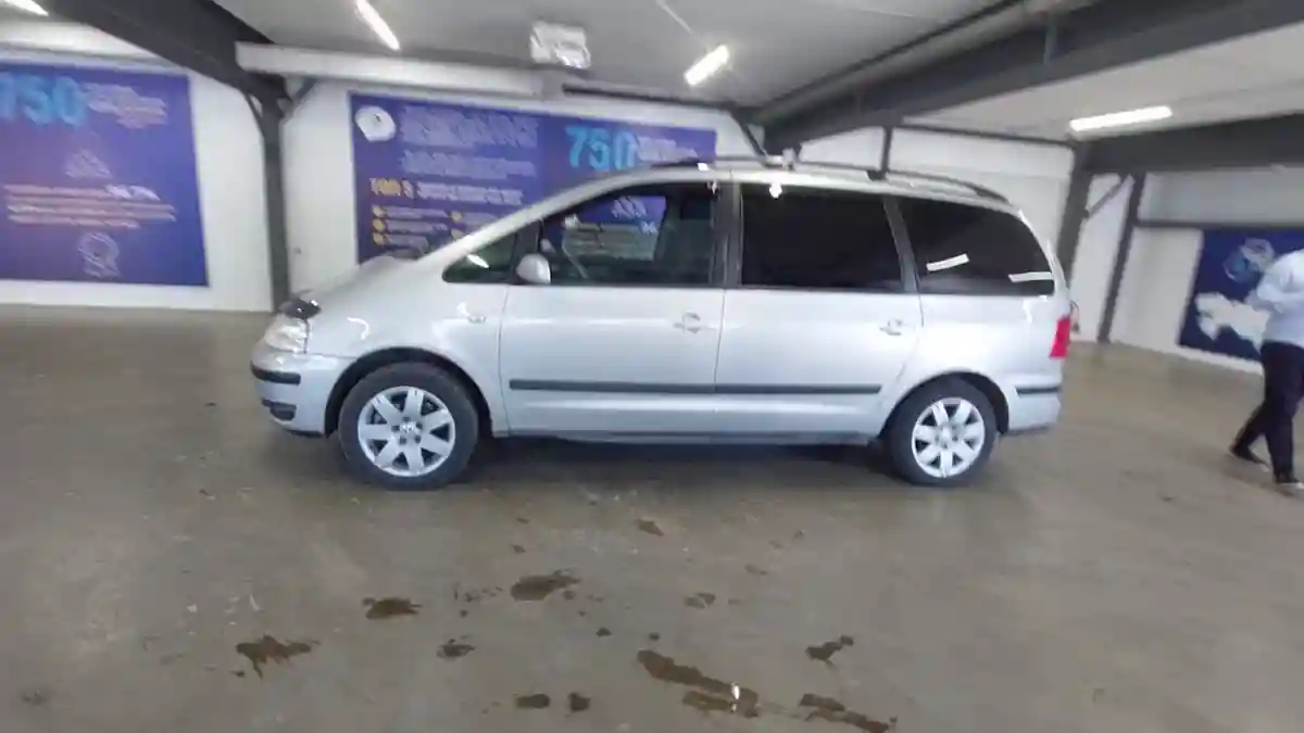Volkswagen Sharan 2002 года за 3 500 000 тг. в Астана
