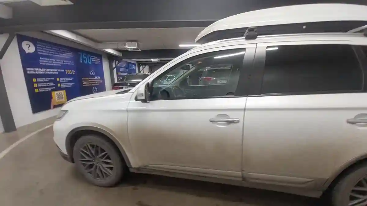 Mitsubishi Outlander 2021 года за 15 000 000 тг. в Астана