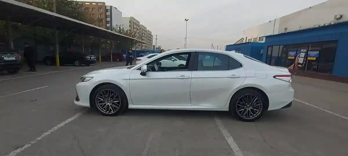 Toyota Camry 2021 года за 15 000 000 тг. в Алматы