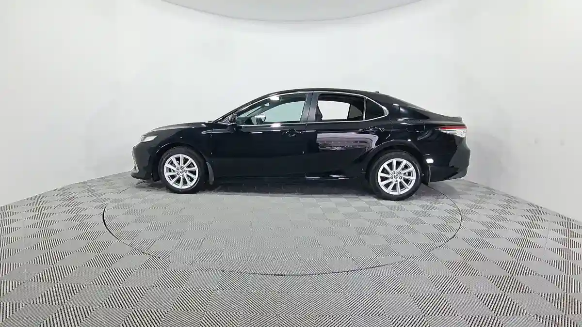Toyota Camry 2021 года за 17 369 000 тг. в Астана