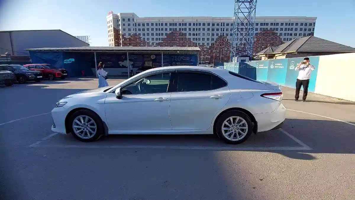Toyota Camry 2021 года за 15 500 000 тг. в Шымкент
