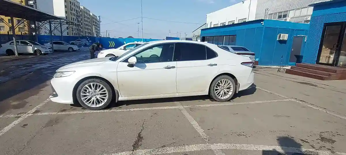 Toyota Camry 2021 года за 13 000 000 тг. в Алматы